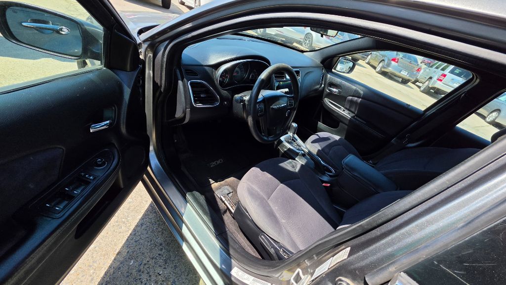 2012 Chrysler 200 - $7,500