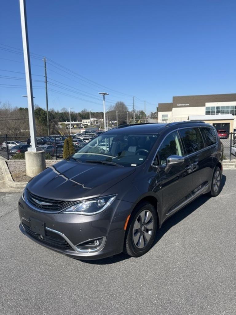The 2019 Chrysler Pacifica Hybrid Limited photos