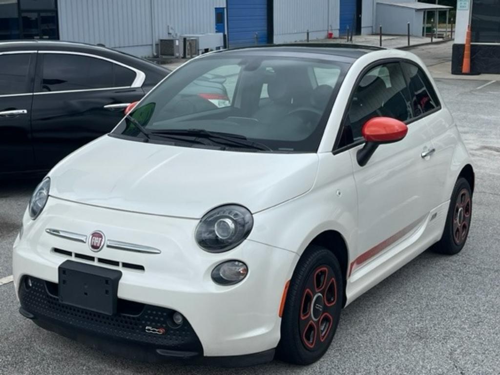 The 2018 Fiat 500 Electric photos