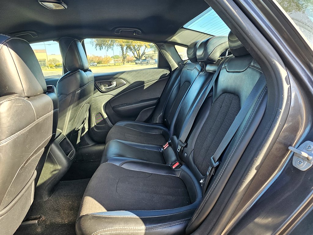 2015 Chrysler 200 - $6,999