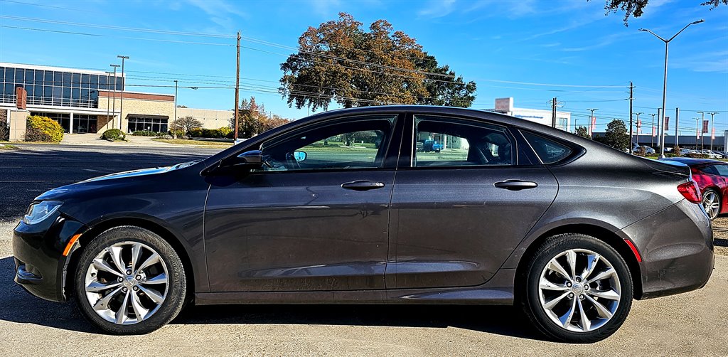 2015 Chrysler 200 - $6,999