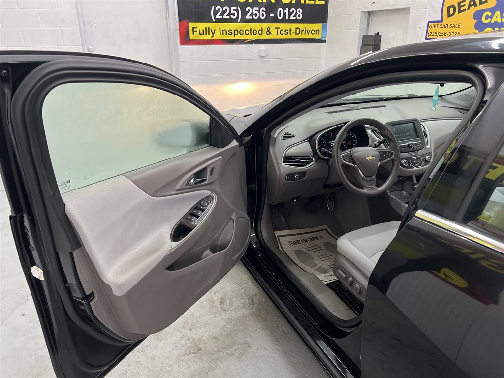 2017 Chevrolet Malibu - $10,755