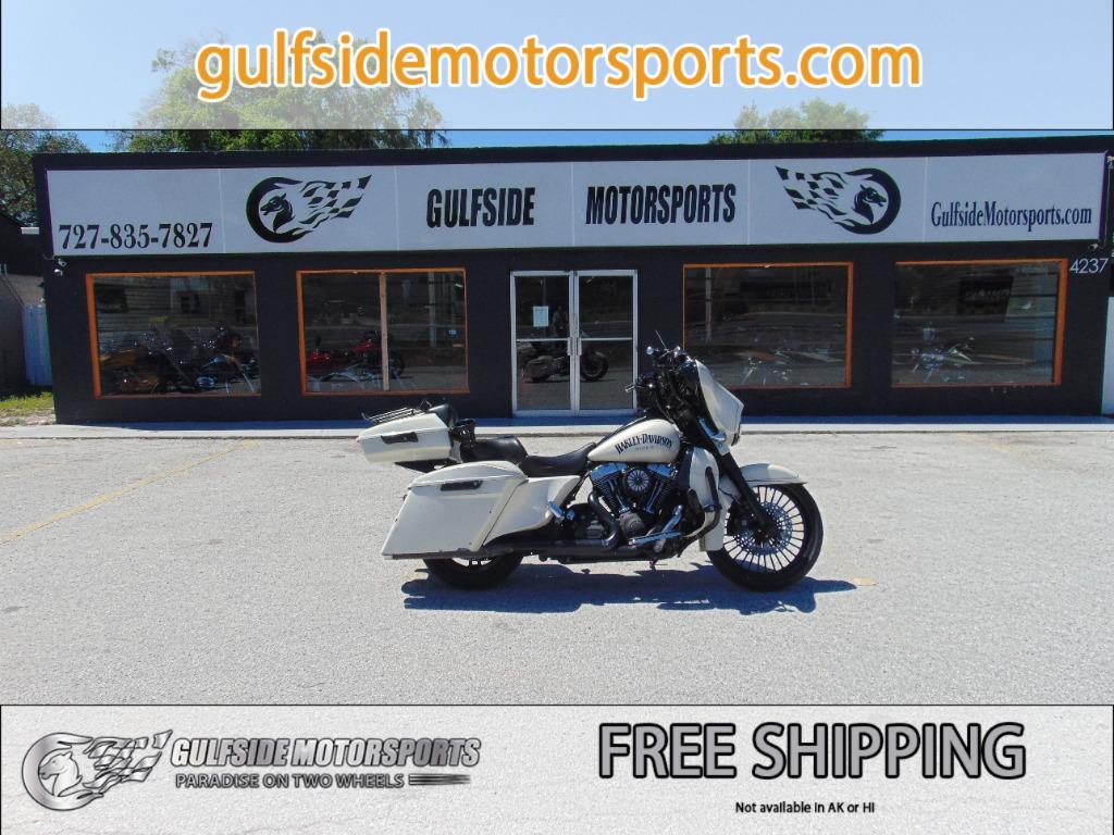 The 2015 Harley-Davidson Street Glide FLHXS Custom photos