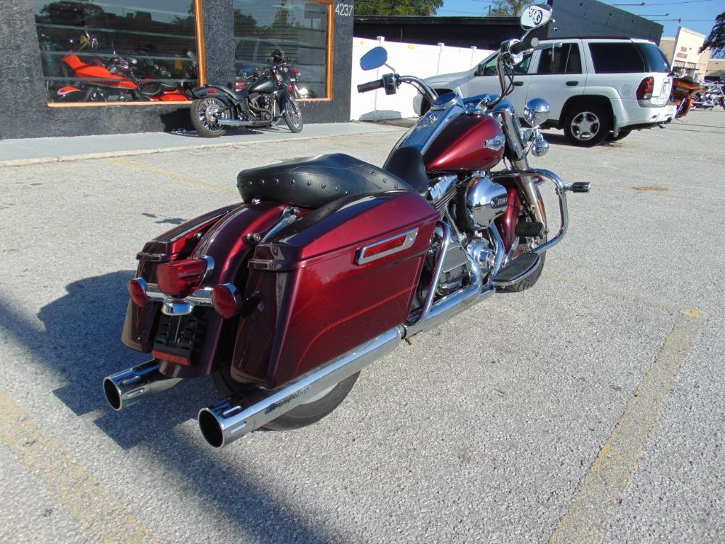 2014 Harley-Davidson Road King FLHR photo