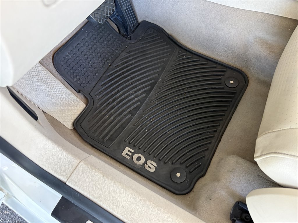 2010 Volkswagen Eos - $7,750