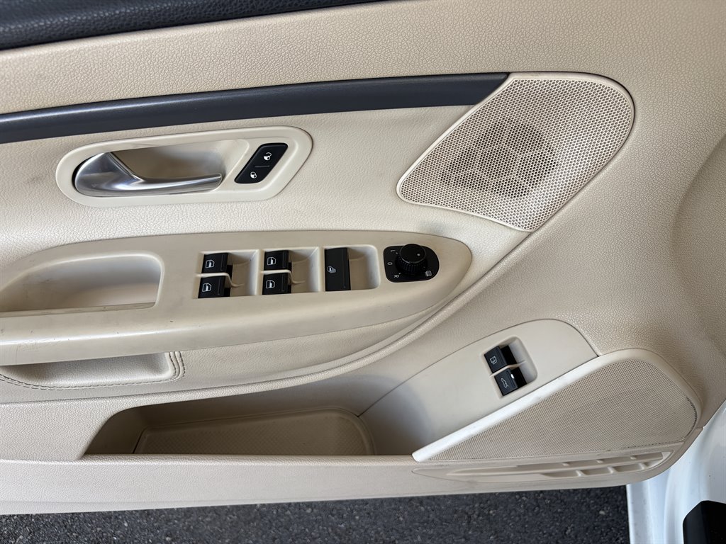 2010 Volkswagen Eos - $7,750