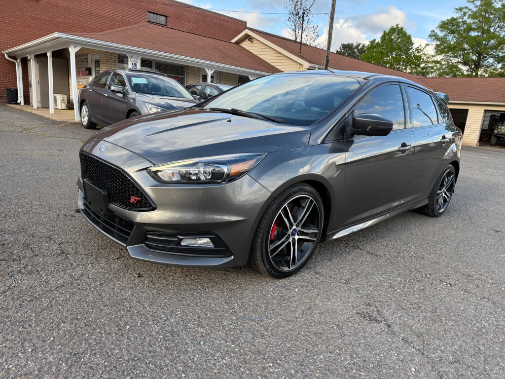 2018 Ford Focus ST photo
