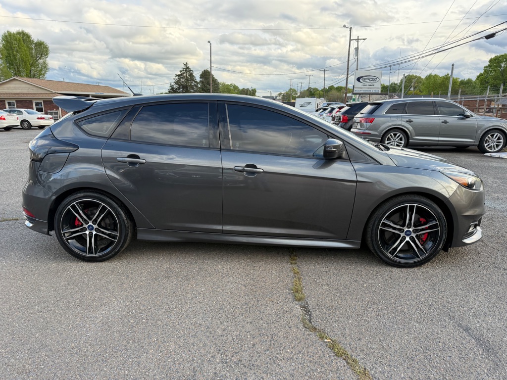 2018 Ford Focus ST photo