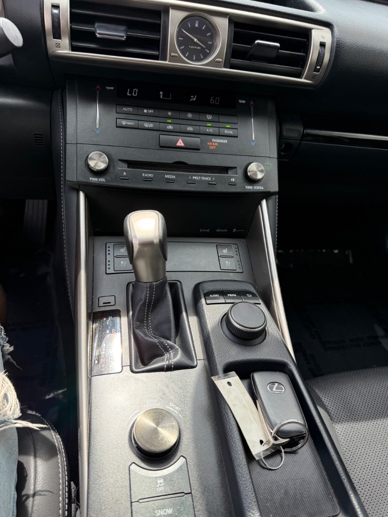 2016 Lexus IS 00t photo