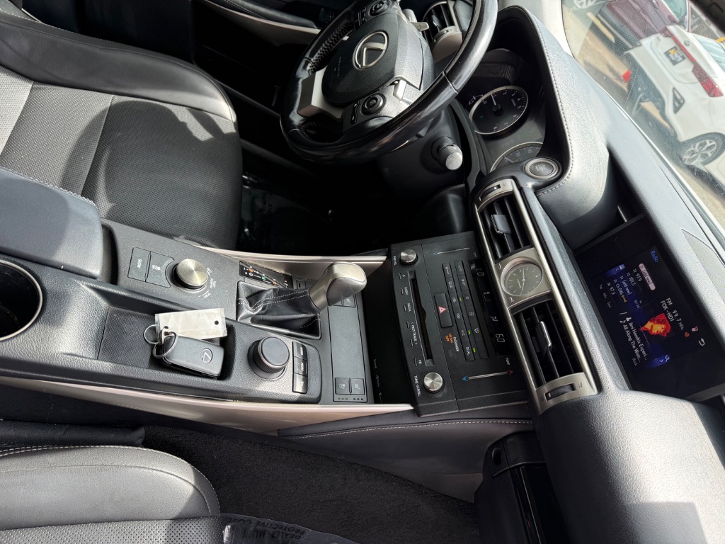 2016 Lexus IS 00t photo