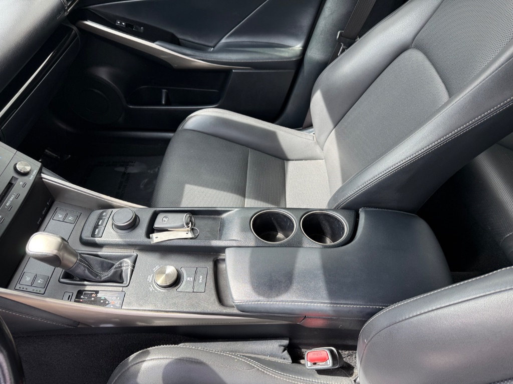 2016 Lexus IS 00t photo