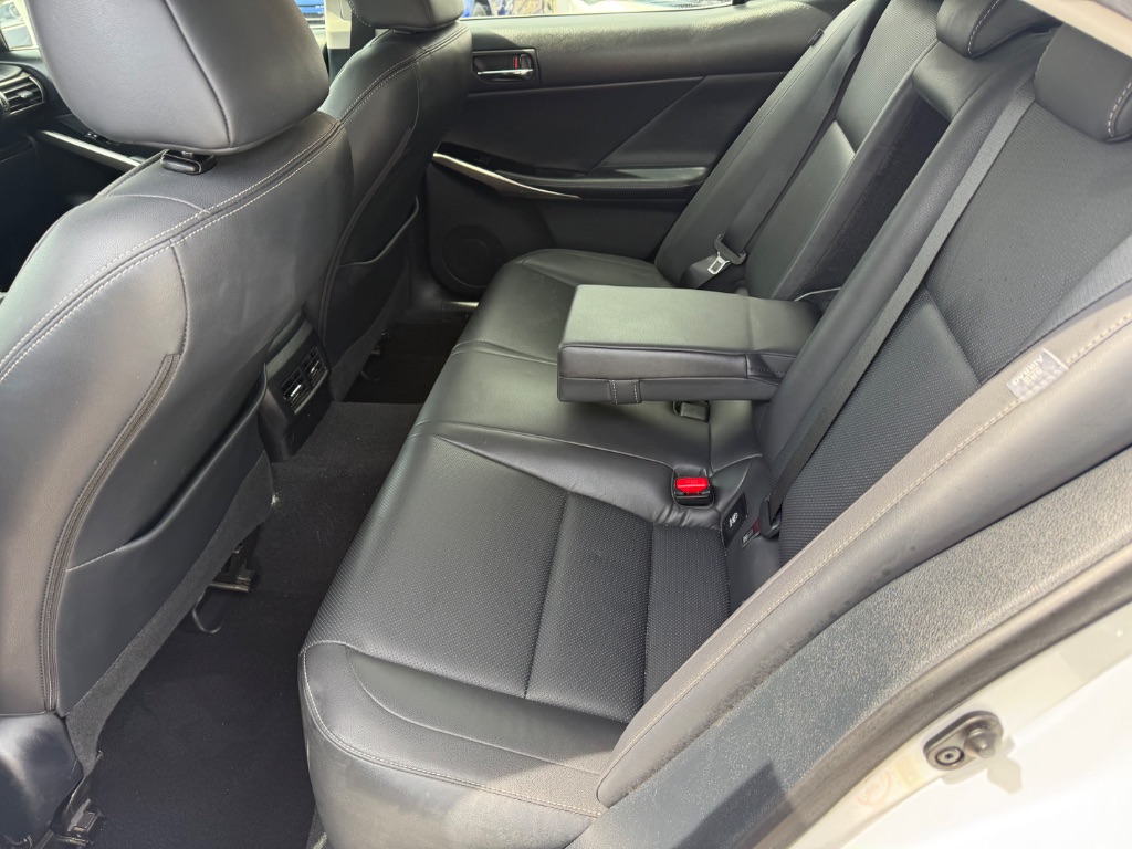 2016 Lexus IS 00t photo
