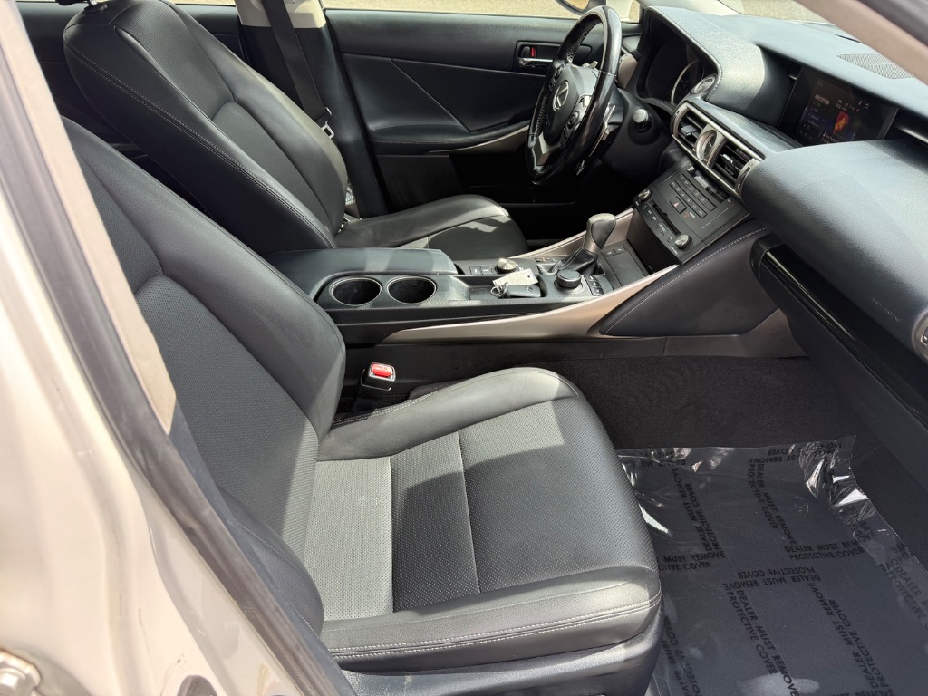 2016 Lexus IS 00t photo