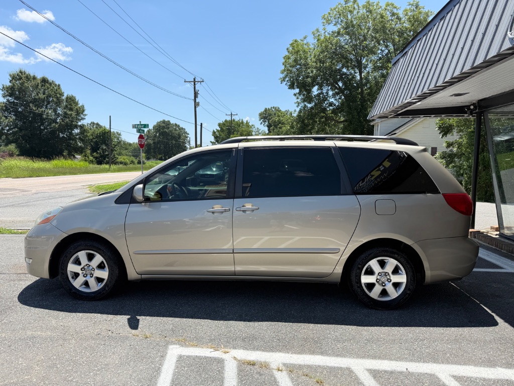 2008 Toyota Sienna - $8,995