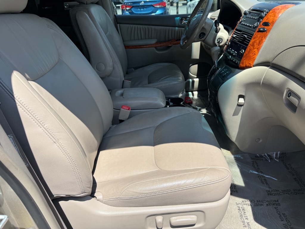 2008 Toyota Sienna - $8,995