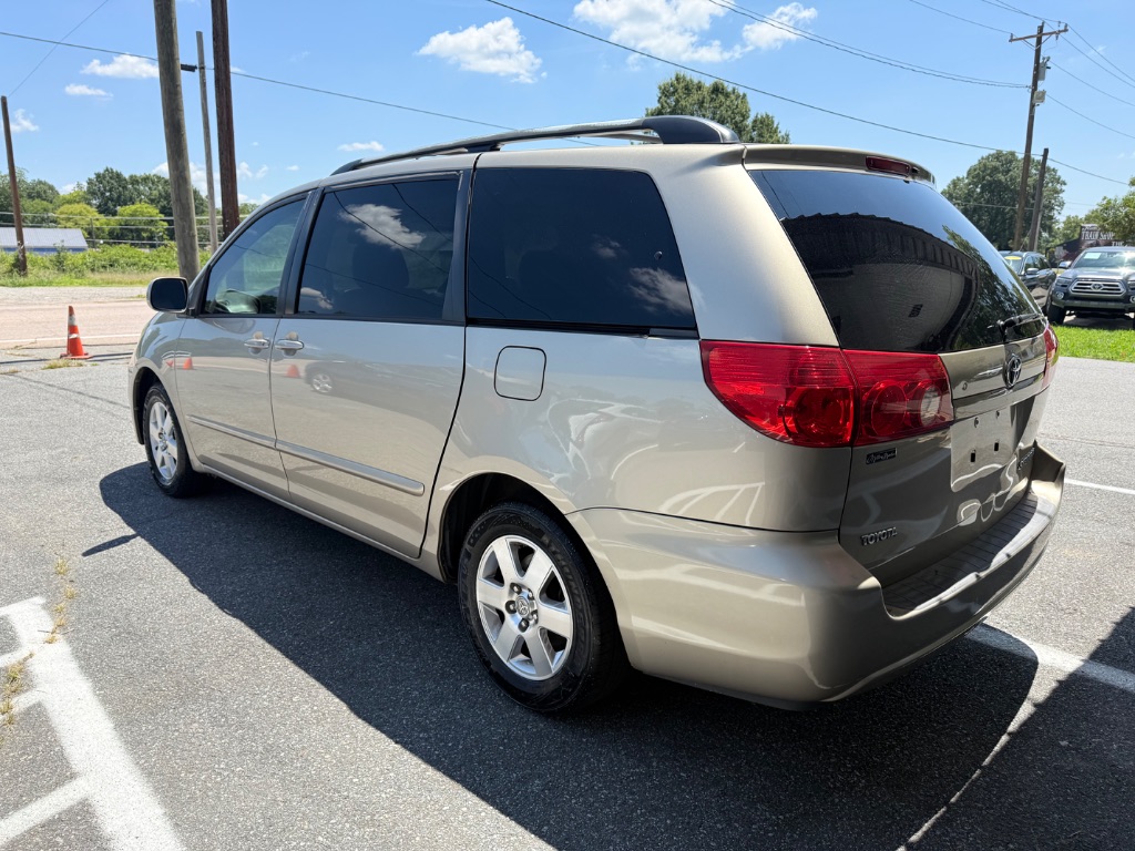 2008 Toyota Sienna - $8,995