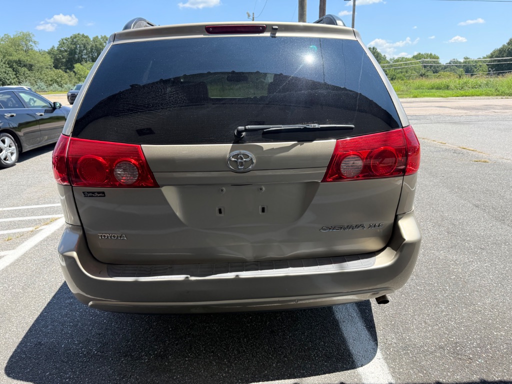 2008 Toyota Sienna - $8,995
