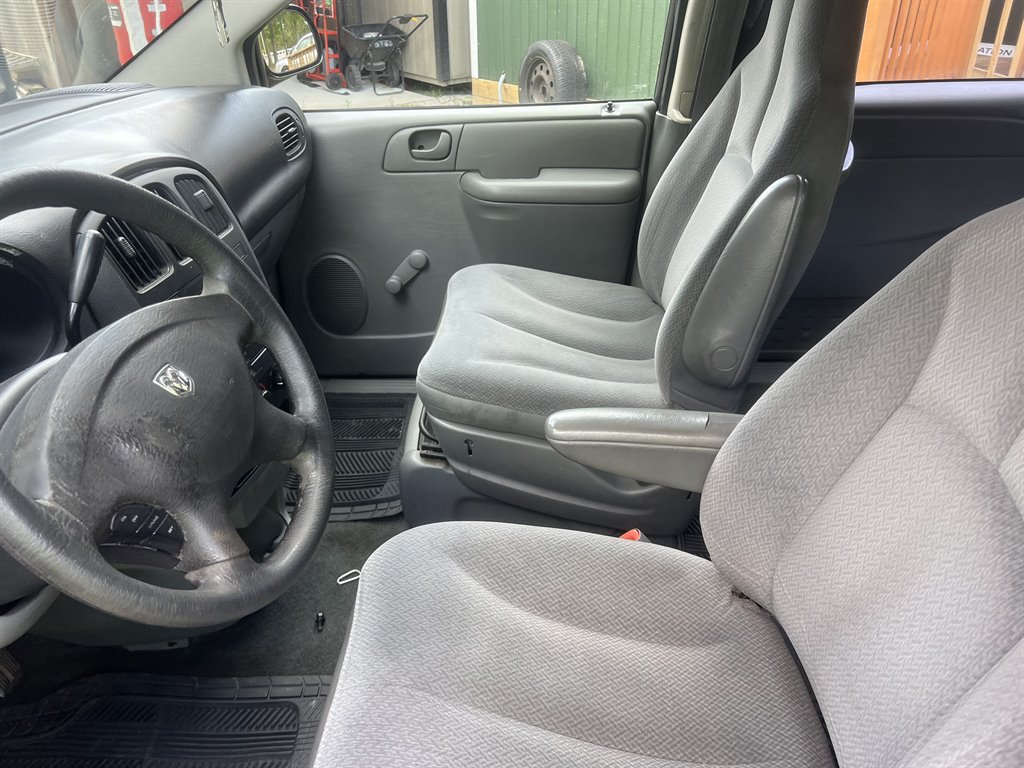 2005 Dodge Grand Caravan SE photo