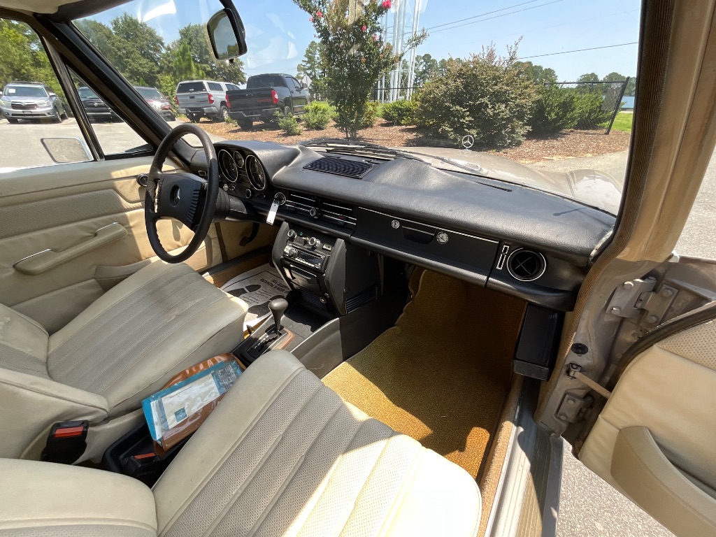 1973 MERCEDES-BEN 220D