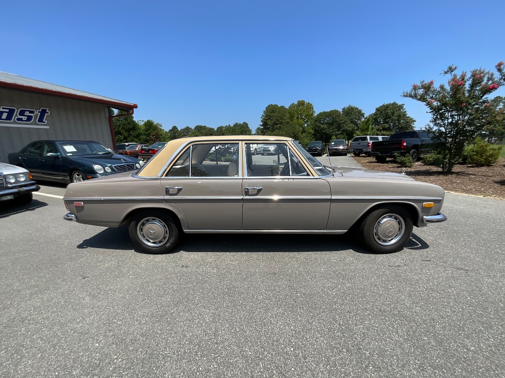1973 MERCEDES-BEN 220D