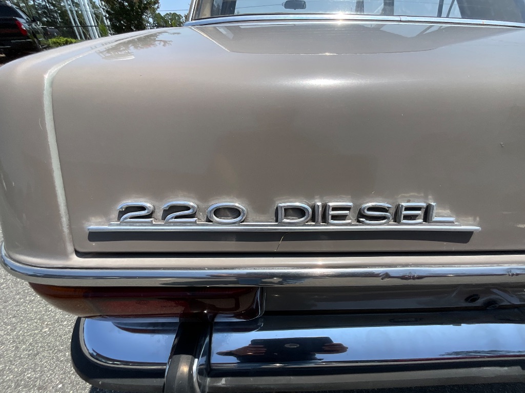 1973 MERCEDES-BEN 220D