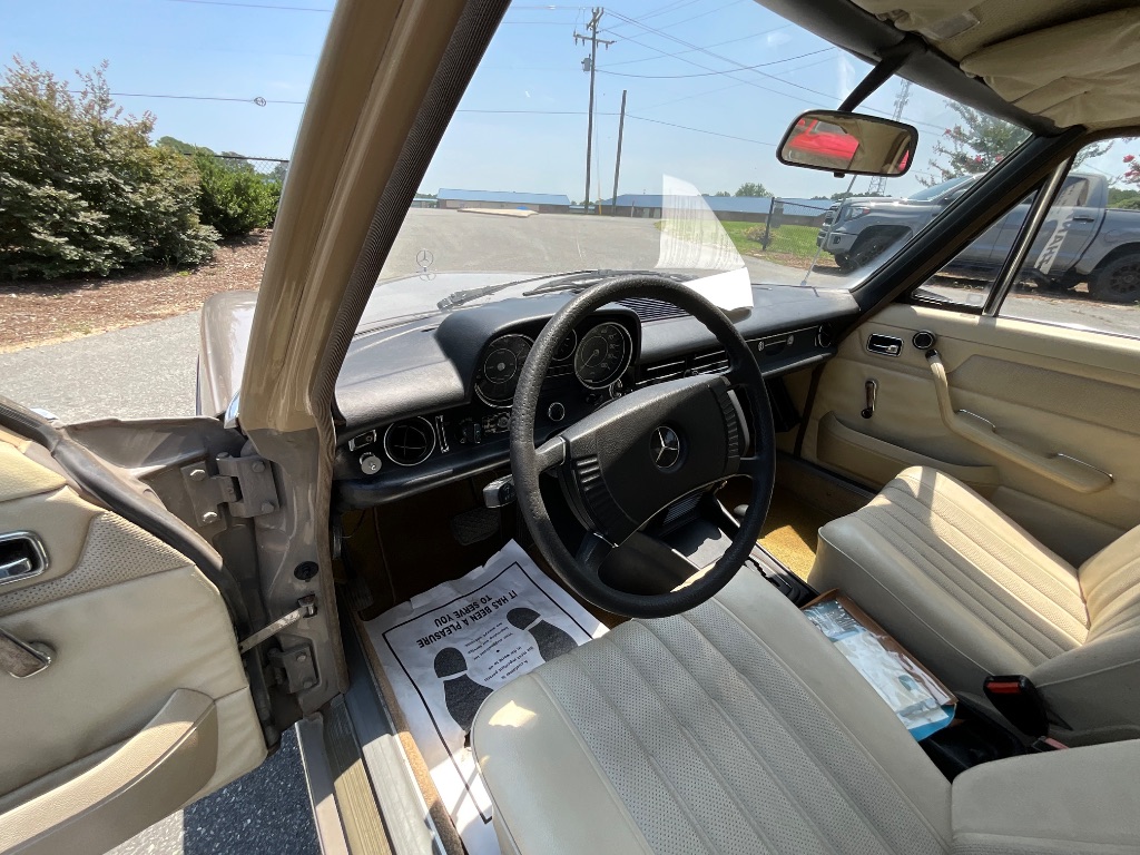 1973 MERCEDES-BEN 220D