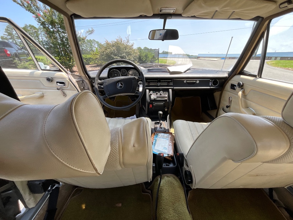 1973 MERCEDES-BEN 220D