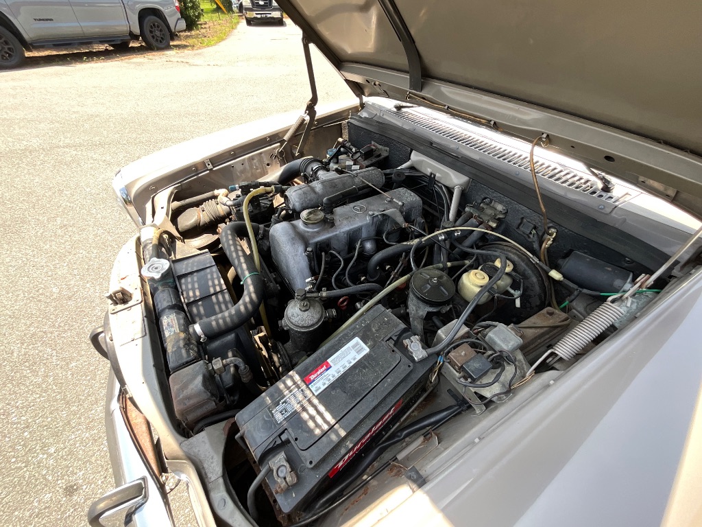 1973 MERCEDES-BEN 220D