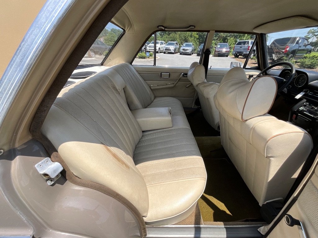 1973 MERCEDES-BEN 220D