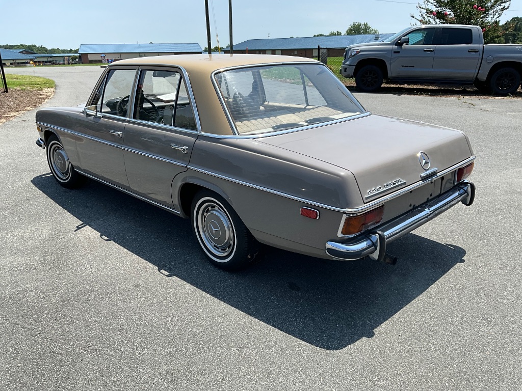 1973 MERCEDES-BEN 220D
