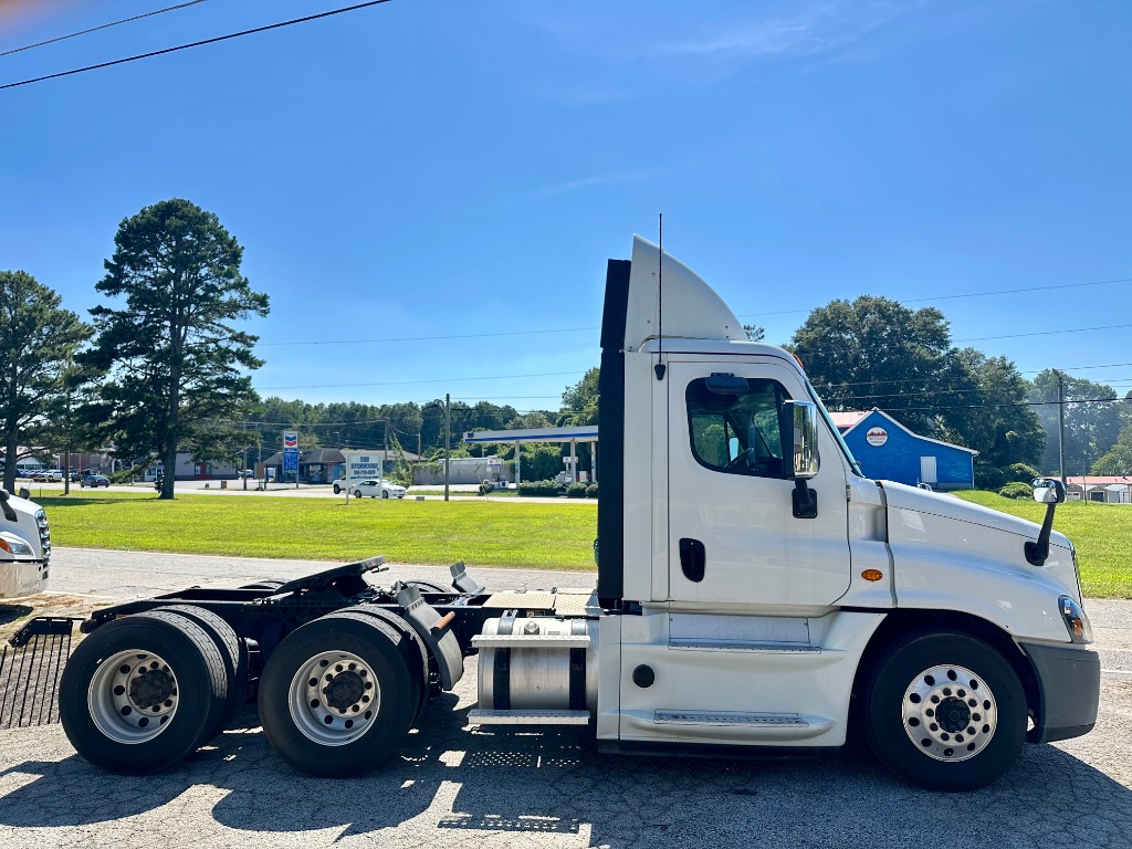 2019 Freightliner Cascadia - $39,995