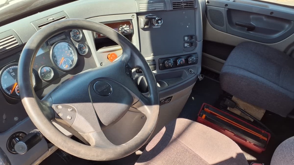 2019 Freightliner Cascadia - $37,995