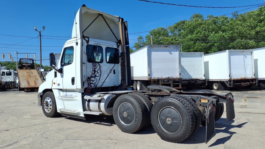 2019 Freightliner Cascadia - $37,995