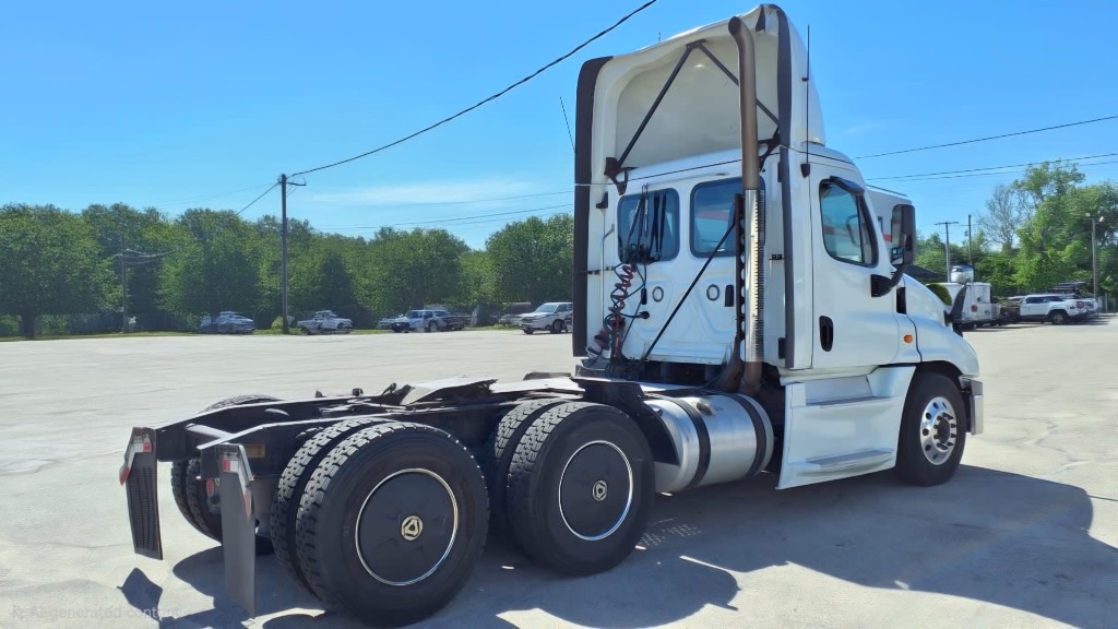 2019 Freightliner Cascadia - $37,995