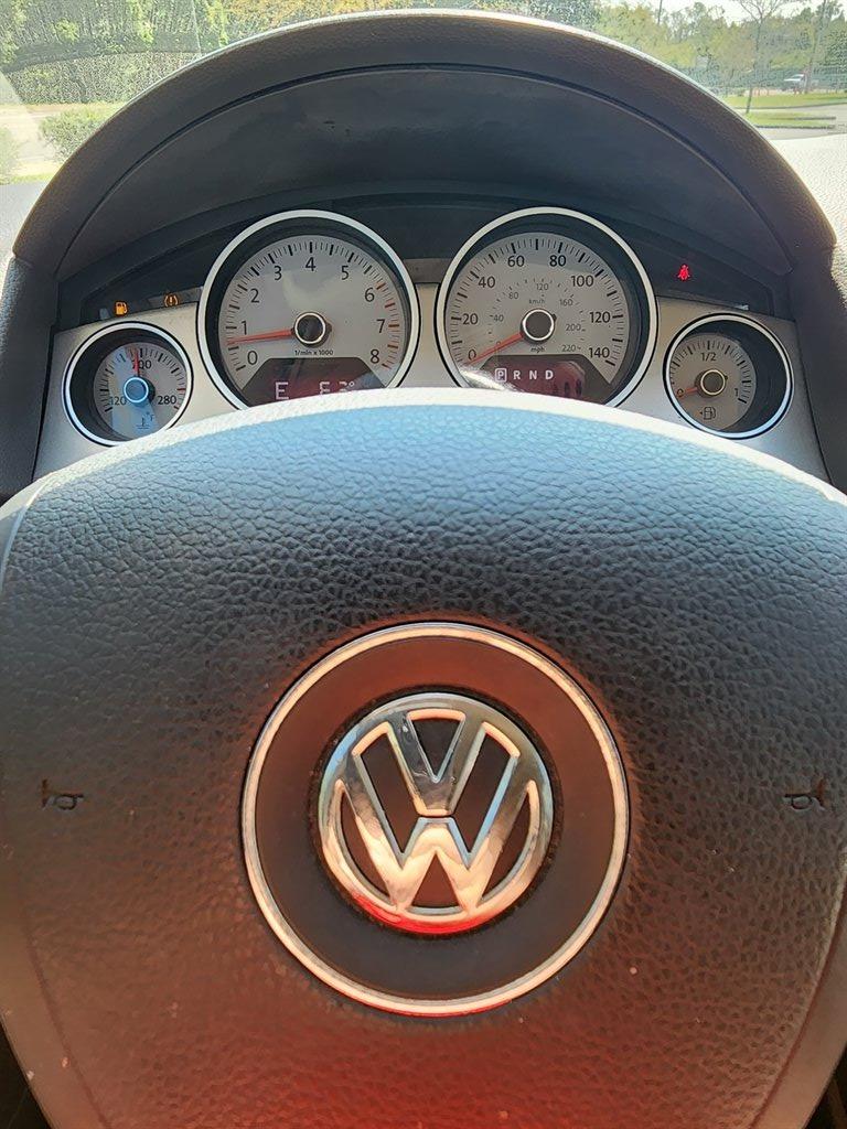 2012 Volkswagen Routan SE photo