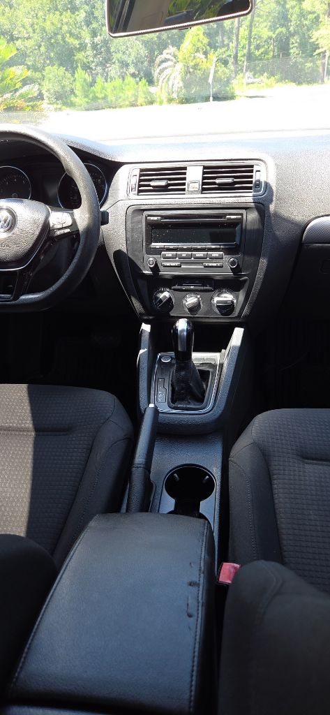 2015 Volkswagen Jetta - $2,900