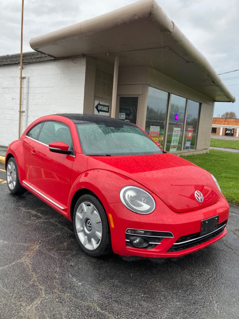 The 2018 Volkswagen Beetle SE photos