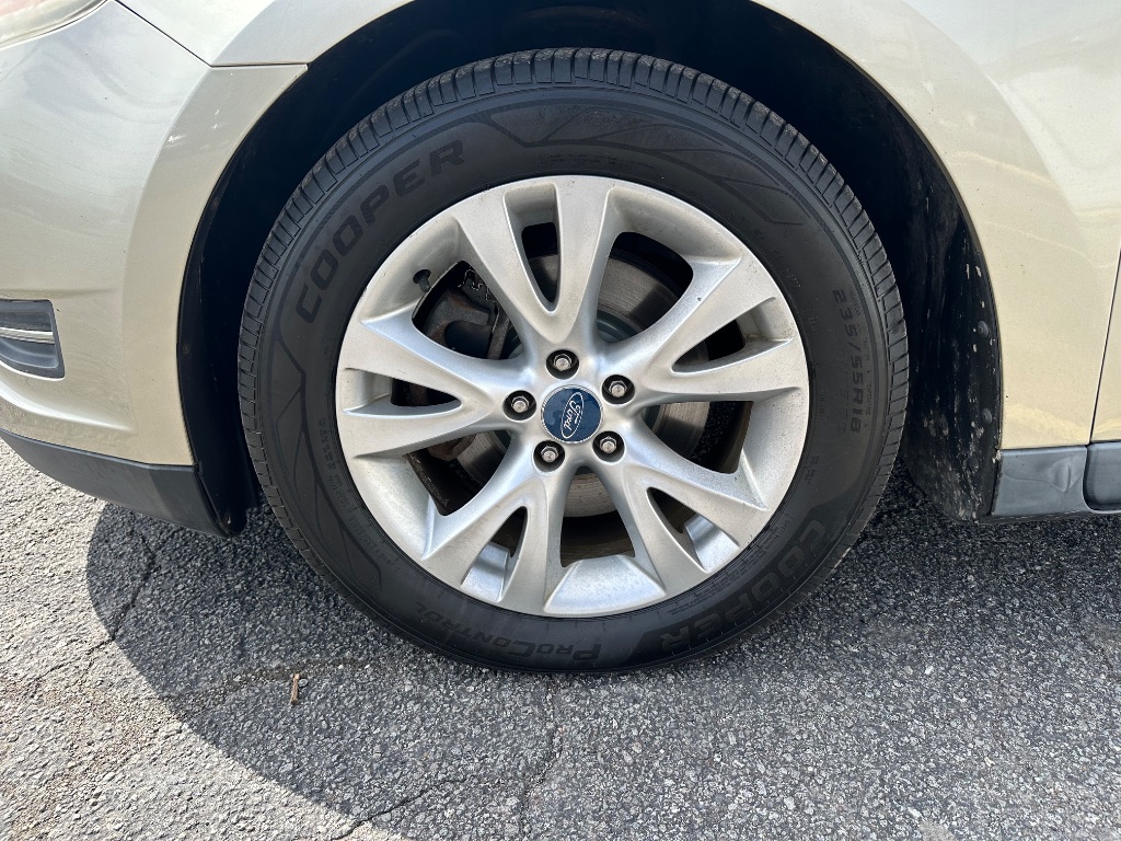 2010 Ford Taurus SEL photo