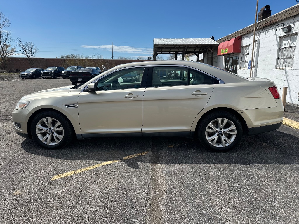 2010 Ford Taurus SEL photo
