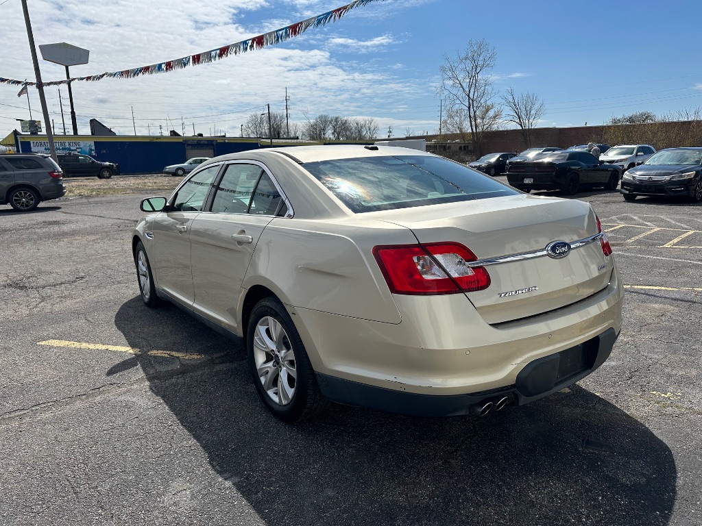 2010 Ford Taurus SEL photo