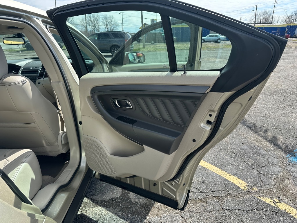 2010 Ford Taurus SEL photo