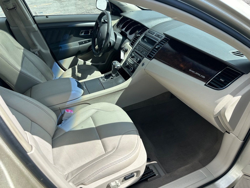 2010 Ford Taurus SEL photo