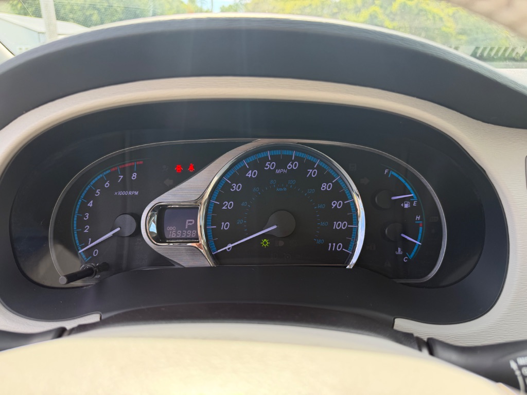 2013 Toyota Sienna - $12,700