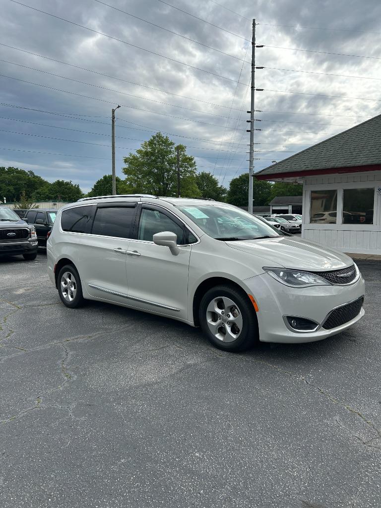 2017 Chrysler Pacifica Touring L Plus photo