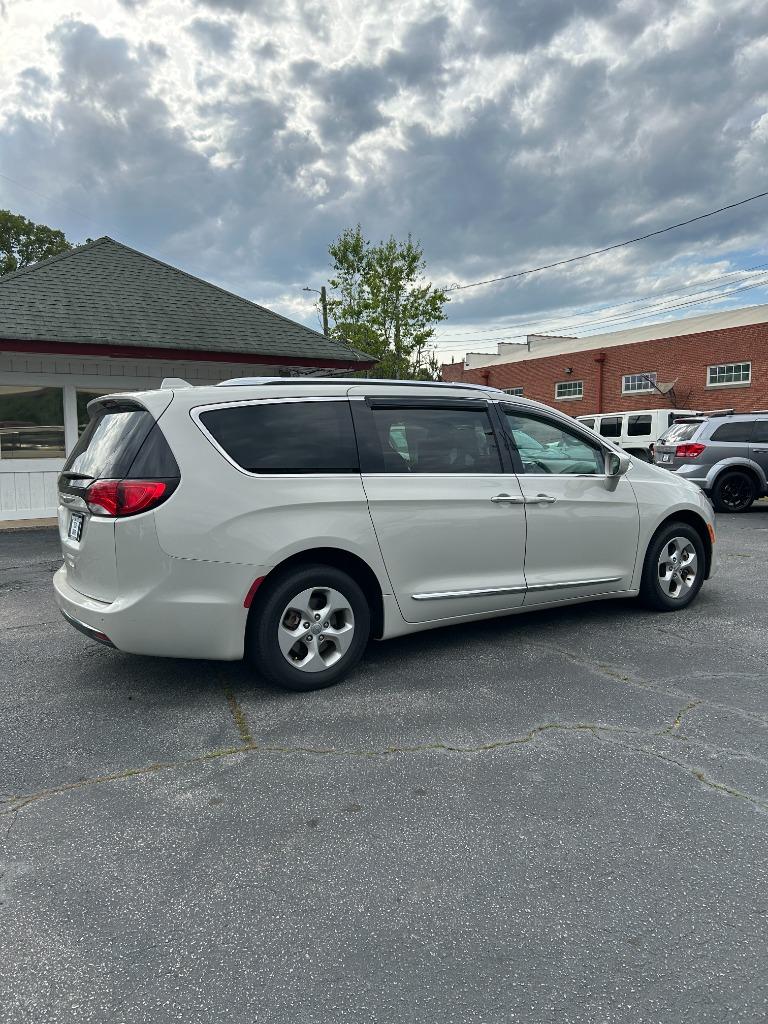 2017 Chrysler Pacifica Touring L Plus photo