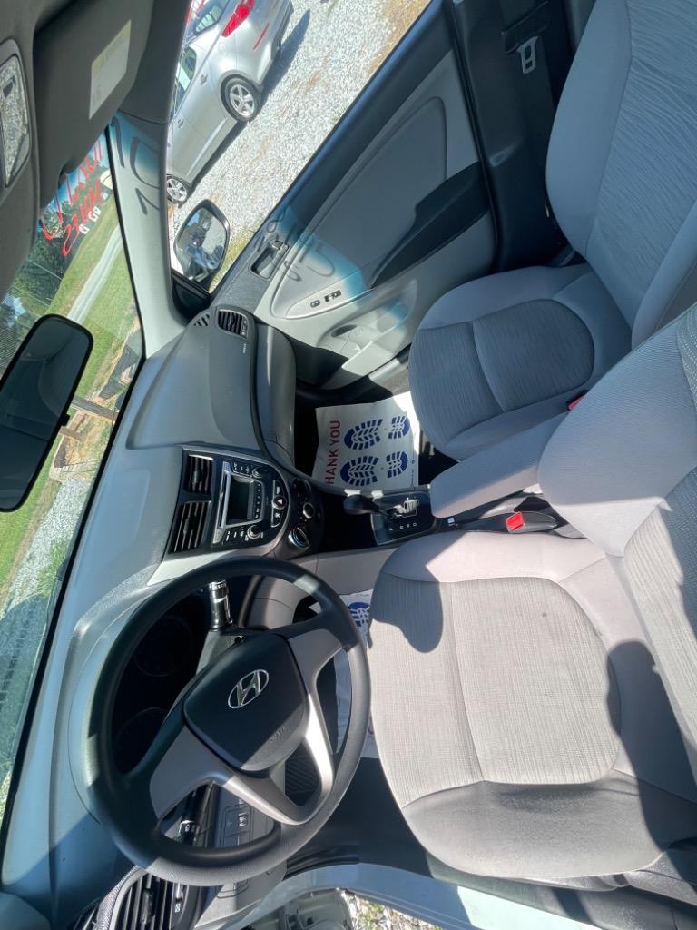 2017 Hyundai Accent SE photo