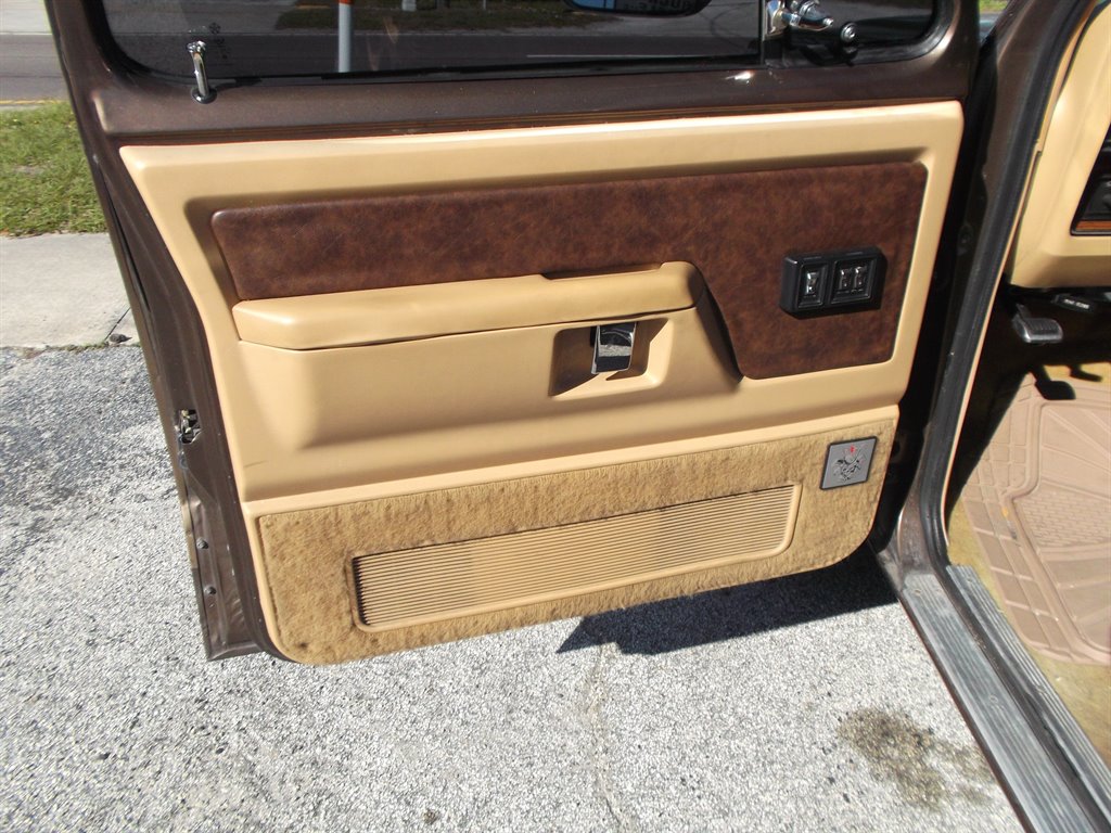1988 Dodge Ramcharger 150 photo