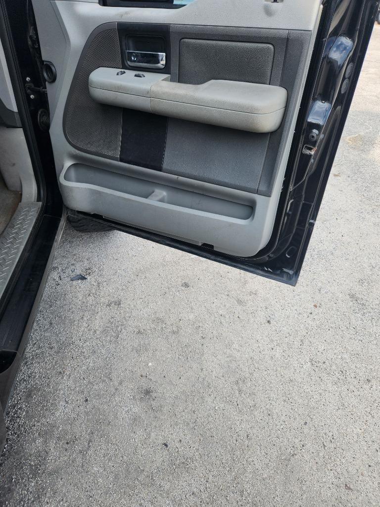 2004 Ford F-150 XLT photo