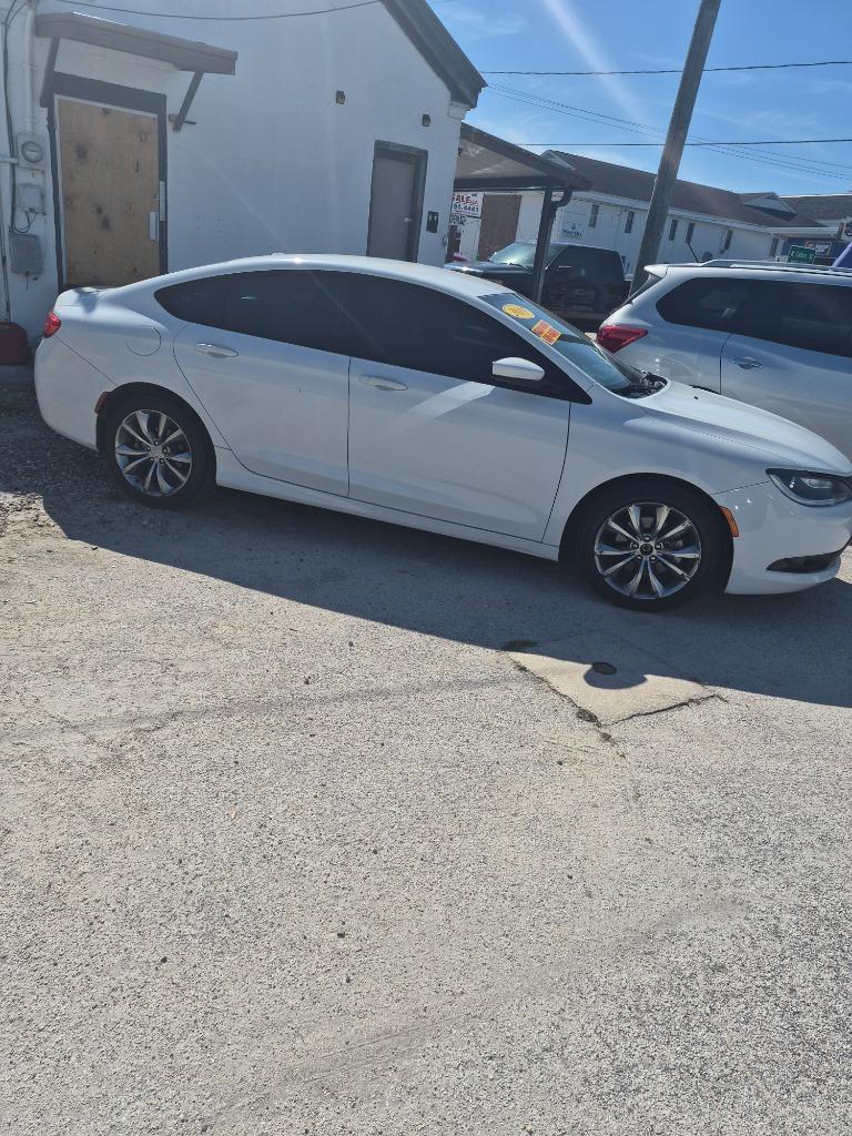 2015 Chrysler 200 - $5,395
