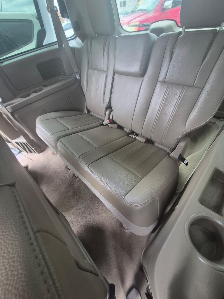2016 Chrysler Town And Country - $8,995